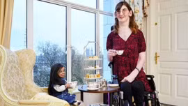 Người phụ nữ cao nhất và thấp nhất thế giới lần đầu hội ngộ, phát hiện nhiều điểm chung