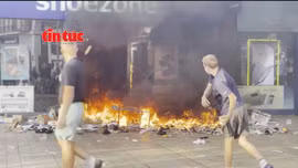 Bạo lực đường phố ở Anh lan rộng sau vụ 3 bé gái ở Southport bị sát hại