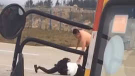 Máy bay chậm cất cánh vì cặp đôi đánh lộn trên đường băng