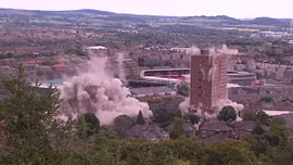 Tòa tháp đôi ‘rủ nhau’ đổ sập