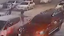 Ám sát quan chức chính phủ ngay bãi đậu xe