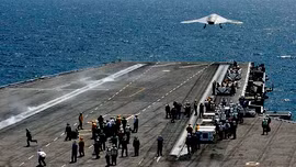 Máy bay không người lái Mỹ lần đầu hạ cánh trên tàu sân bay