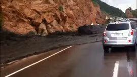 Lũ bùn lạnh lùng cuốn phăng ô tô