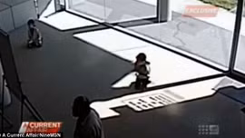 Hai đứa bé chết khiếp vì bị cướp chĩa súng 