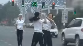 Nữ cảnh sát đánh nhau trên phố