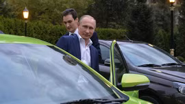 Tổng thống Putin lái thử "xế hộp" Lada