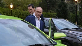 Tổng thống Putin lái thử "xế hộp" Lada