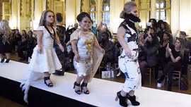 Dàn người mẫu 1,3 m tỏa sáng tại Paris