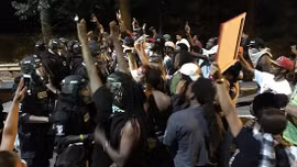 Cảnh sát Mỹ "nếm" đòn bạo loạn sau vụ bắn chết người da màu