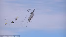 Chiến đấu cơ mô hình vỡ tan tành trên không trung