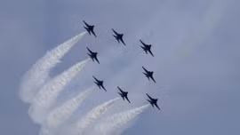 Phi công Nga khoe tài trên bầu trời Singapore