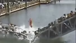 Cầu sập vì 'sức nặng' của du khách Trung Quốc