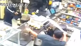 Dũng cảm 'múa kiếm' đuổi cướp có súng