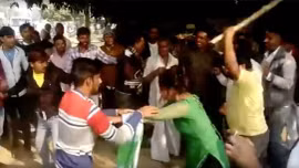 Một phụ nữ bị đánh hội đồng do kháng cự quấy rối tình dục