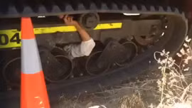 Biểu tình kiểu Australia: Luồn người vào xích bánh xe