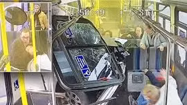 Khoảnh khắc kinh hoàng xe bán tải xé ngang xe buýt New York