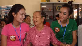 Video: Thí sinh Hoa hậu Việt Nam nhí nhảnh làm từ thiện