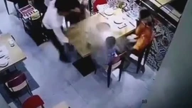Trượt chân ngã, nhân viên phục vụ làm đổ cả nồi lẩu nóng vào bé trai