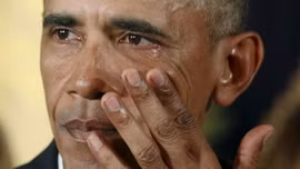 Xúc động với những lần rơi lệ của Tổng thống Obama