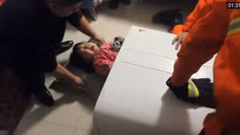 Giải cứu bé gái 2 tuổi người Trung Quốc mắc kẹt trong máy giặt