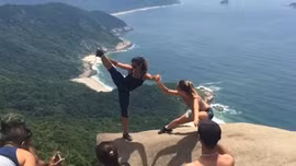 Mỏm đá "tử thần lừa người" hút khách đến Rio