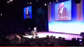 Lộ video ông Trump "chộp" và hôn cựu Hoa hậu Hoàn vũ 