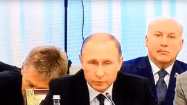 Người phát ngôn gà gật ngay sau lưng Tổng thống Putin