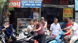 Nhiều cung bậc cảm xúc của phụ huynh chờ con ngoài phòng thi