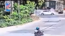 Tài xế Mazda thoát chết sau va chạm với container