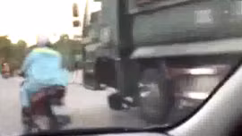 Mất một bánh trước, xe ben vẫn bon bon chạy trên đường