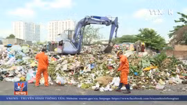 Quần quật dọn rác mỗi ngày, công nhân vệ sinh vẫn bị nợ lương hàng năm trời chưa trả