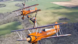 Nhảy múa trên cánh máy bay ở độ cao 300 mét