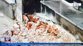 Phá dỡ bậc tam cấp lấn chiếm vỉa hè