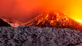 Dòng dung nham nóng rực đang tràn ra khỏi núi lửa.