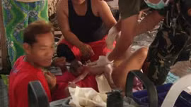 Đỡ đẻ ngay trên đống đổ nát ở Philippines