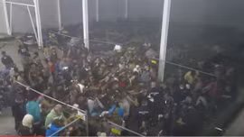 Phẫn nộ cảnh sát Hungary ném thức ăn cho người tị nạn