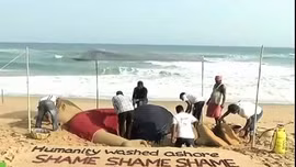 Tượng cát khổng lồ tưởng nhớ cậu bé Syria dạt vào bờ biển