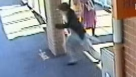 Ông lao xuống đường ray tàu cứu cháu