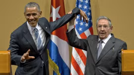 Khoảnh khắc kỳ lạ Chủ tịch Castro nắm cổ tay ông Obama