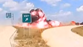 Xe tải chìm trong lửa trên xa lộ