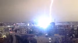 Kinh hãi sét 'đánh' tàu điện