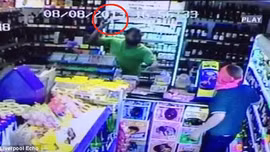 Cướp bất thành vì trình 'đấu dao'... quá tồi