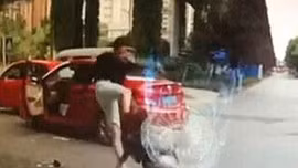 Tài xế 'điên' Trung Quốc đá phụ nữ túi bụi trên phố