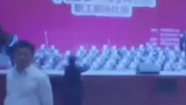 Kinh hoàng sập sân khấu dàn hợp xướng 80 người