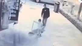 Phẫn nộ bé 3 tuổi bị đánh dã man trên phố