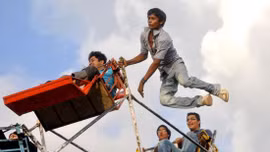 Đứng tim vì đu quay chạy bằng ‘sức người’