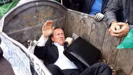 Nghị sĩ Ukraine bị người biểu tình ném vào thùng rác