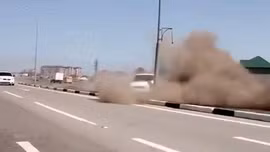 Biểu diễn xe đâm vào... cột điện