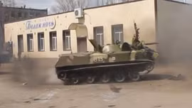 Lính Ukraine đào ngũ biểu diễn lái thiết giáp 'điên'