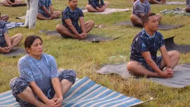 Cảnh sát Nepal tập yoga giảm béo